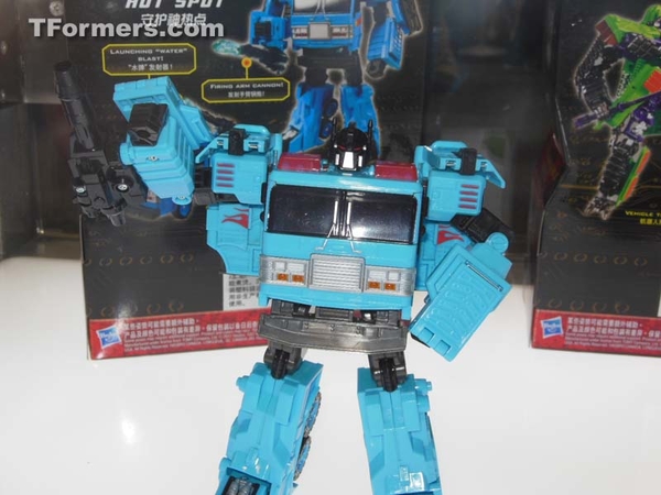 Sdcc 2012 Toys R Us Transformers Generations Asia Exclusive Protectobot Hot Spot  (75 of 141)